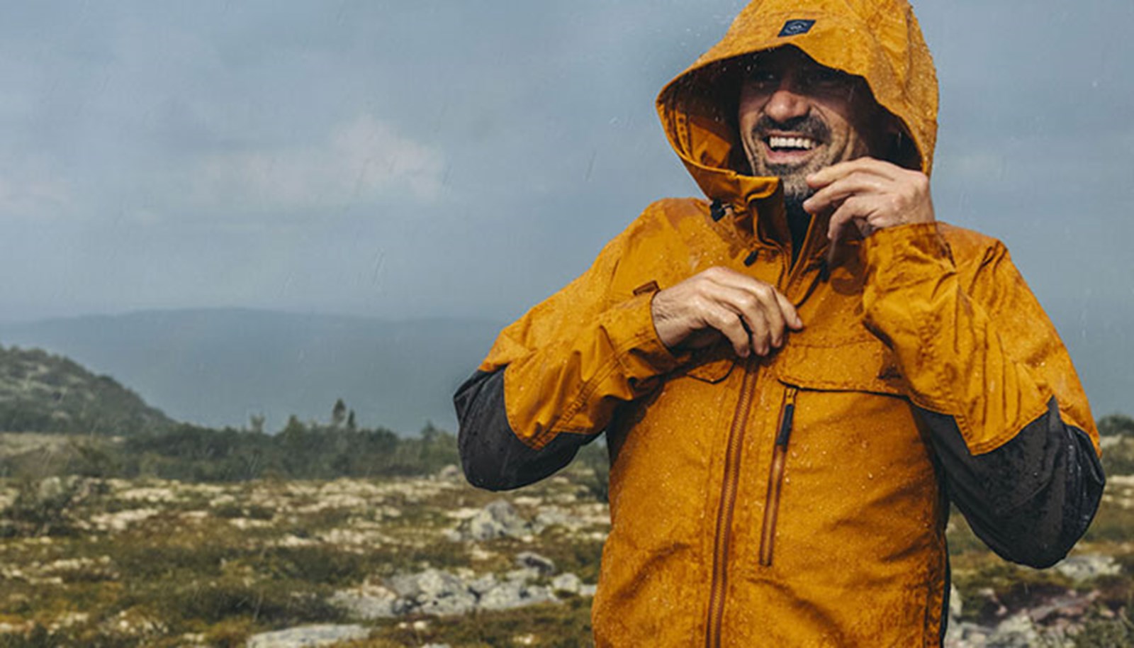 Mand i softshelljakke