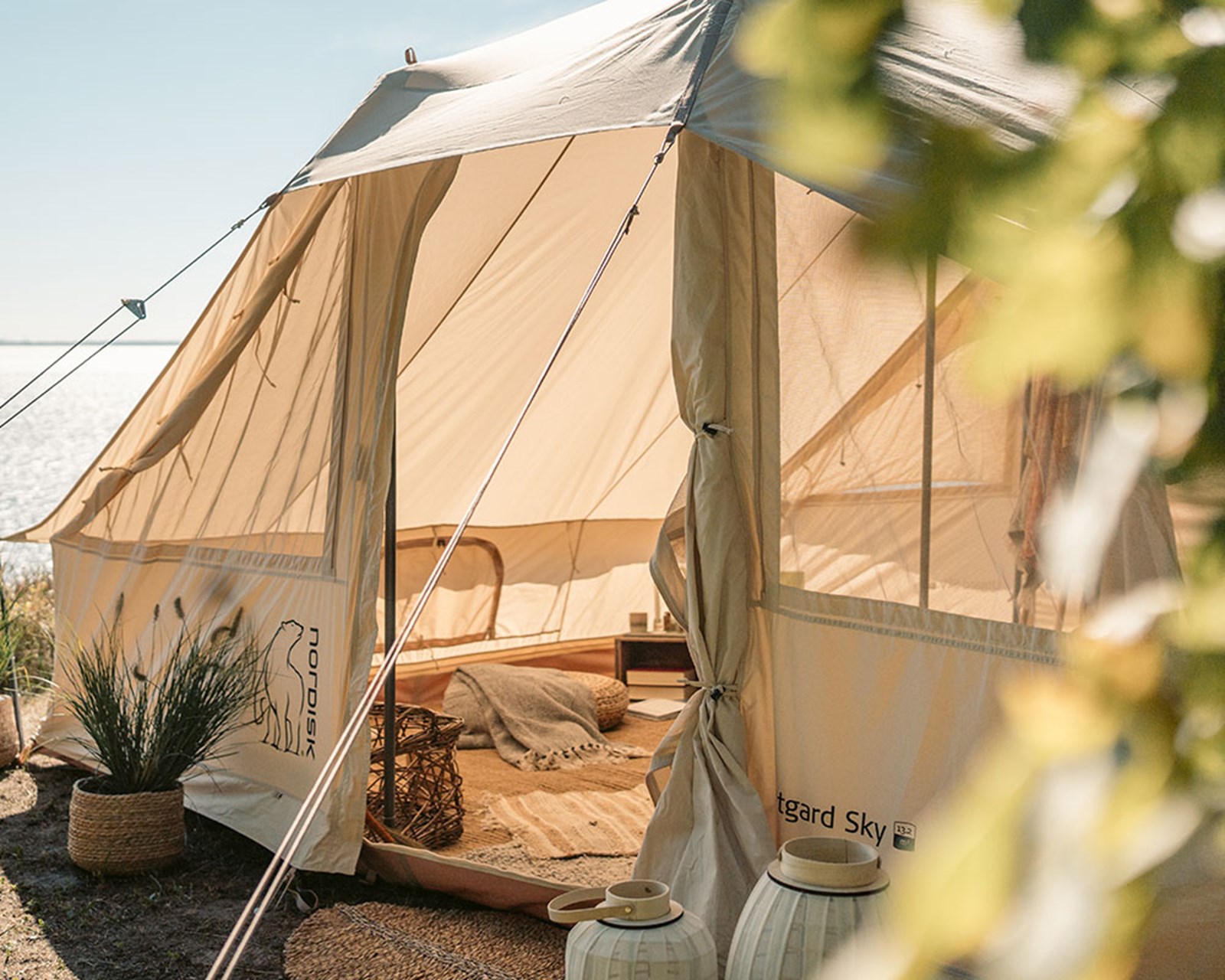 Et flot indrettet bomuldstelt ved havet.