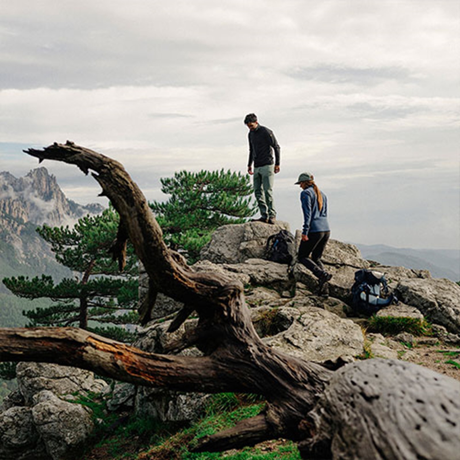 To mennesker der vandrer i naturen og har respekt for naturen.