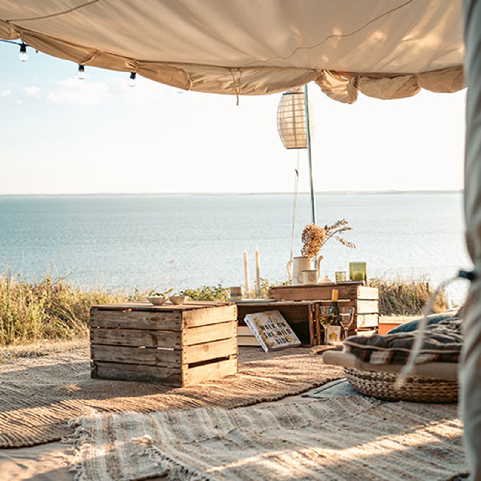 Glamping ved havet med komfortabel teltindretning og naturlig udsigt – inspiration til luksuriøs overnatning i det fri.