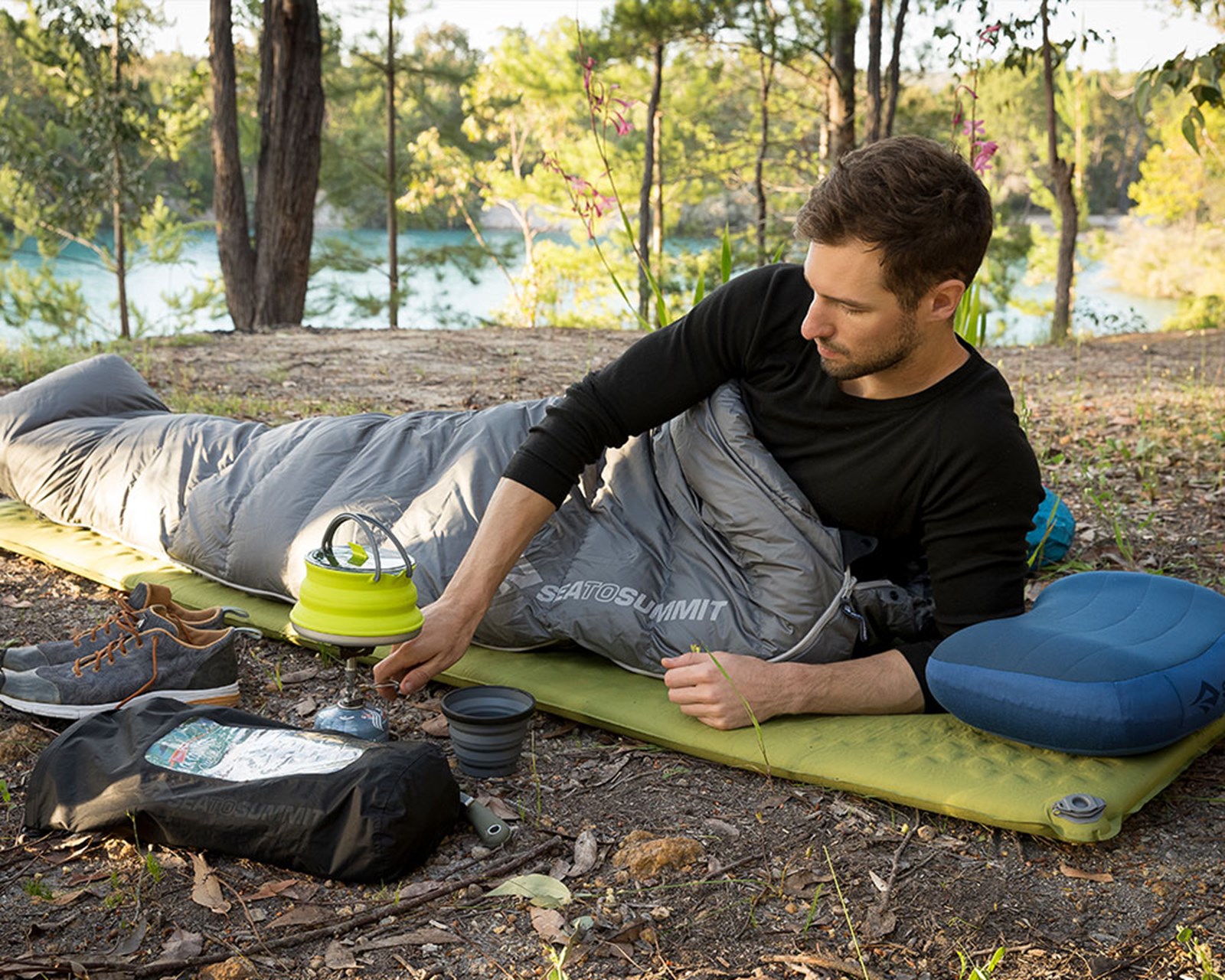 En mand der overnatter i skoven.