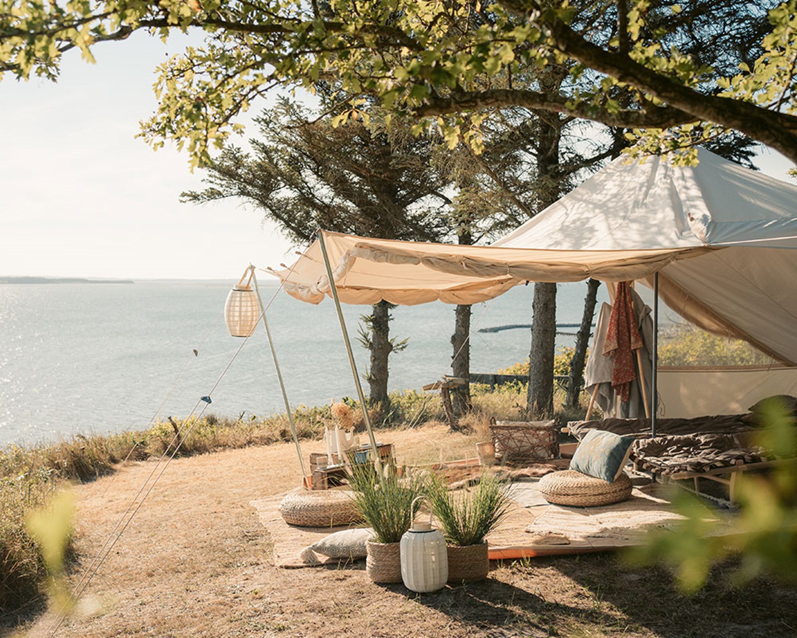 Glampingtelt ved vandet med hyggelig indretning.