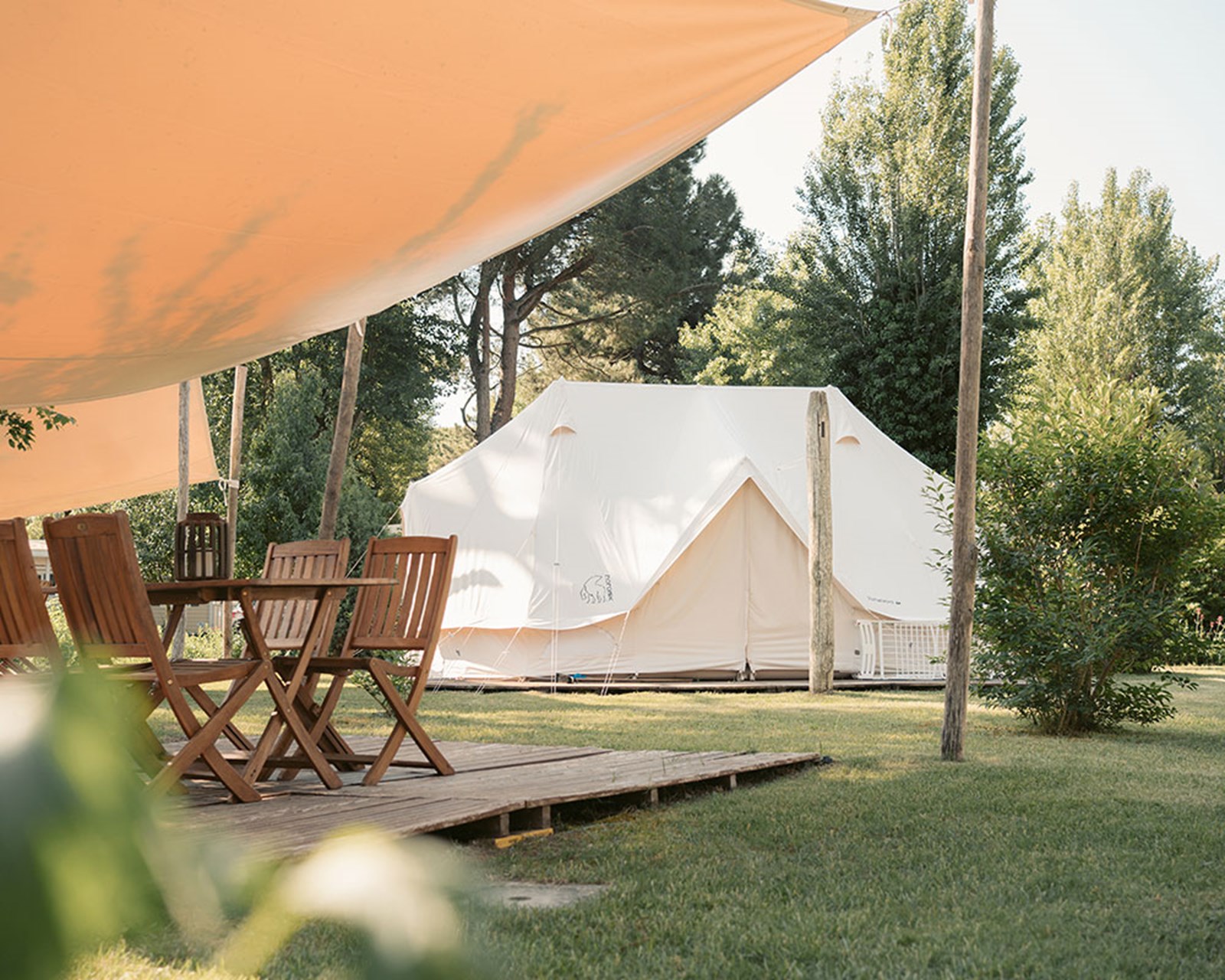 Et bomuldstelt i baghaven.