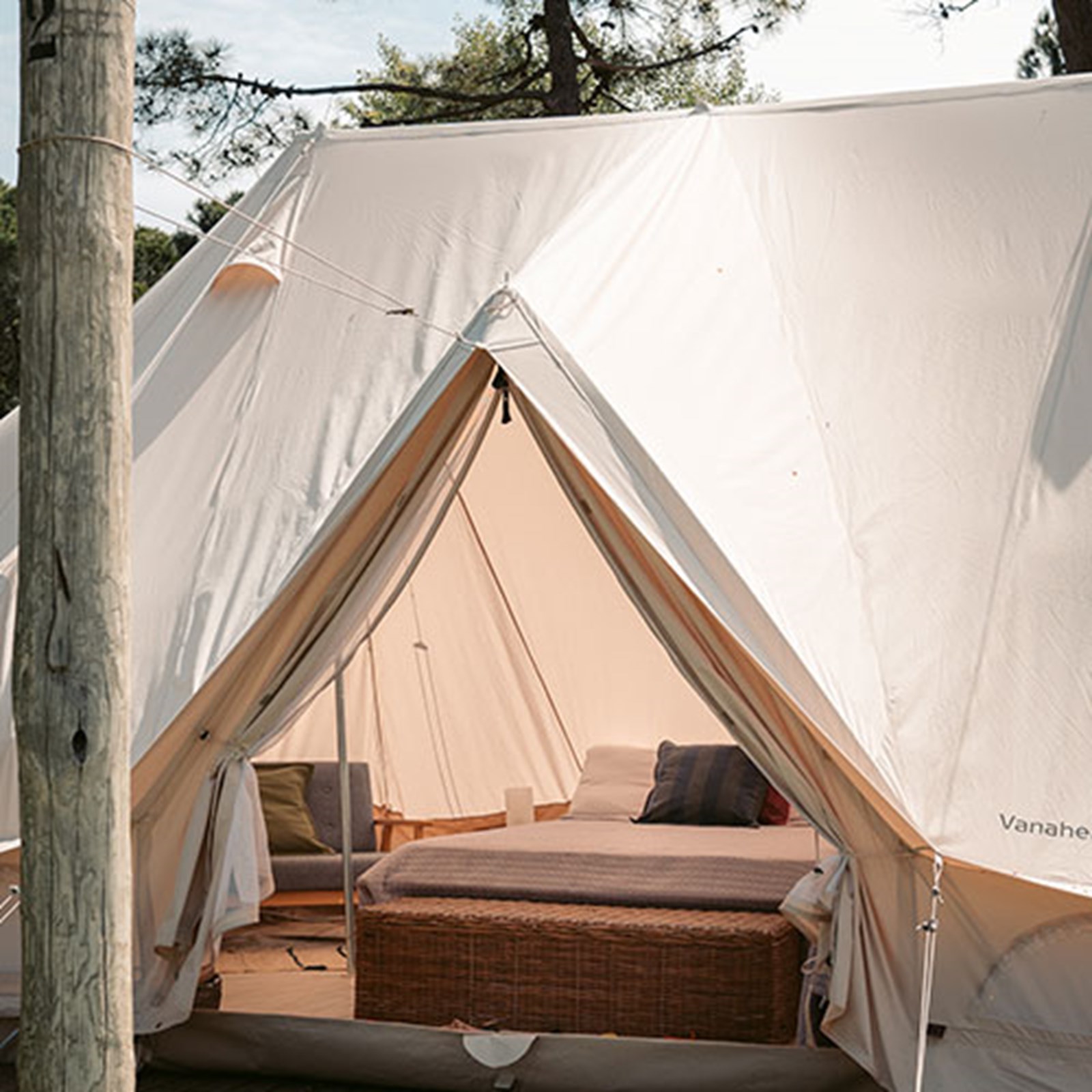 Seng inde i et glampingtelt.