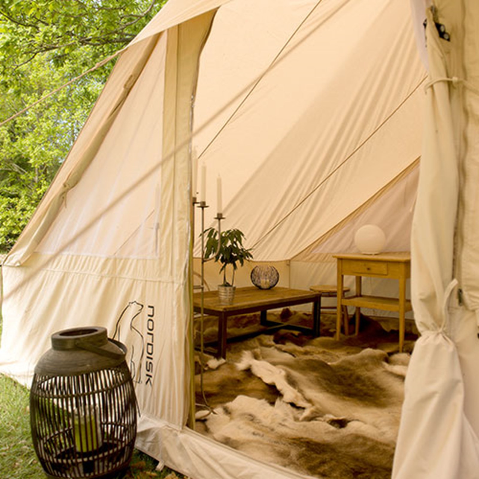 Indretning i et glampingtelt fra Nordisk.