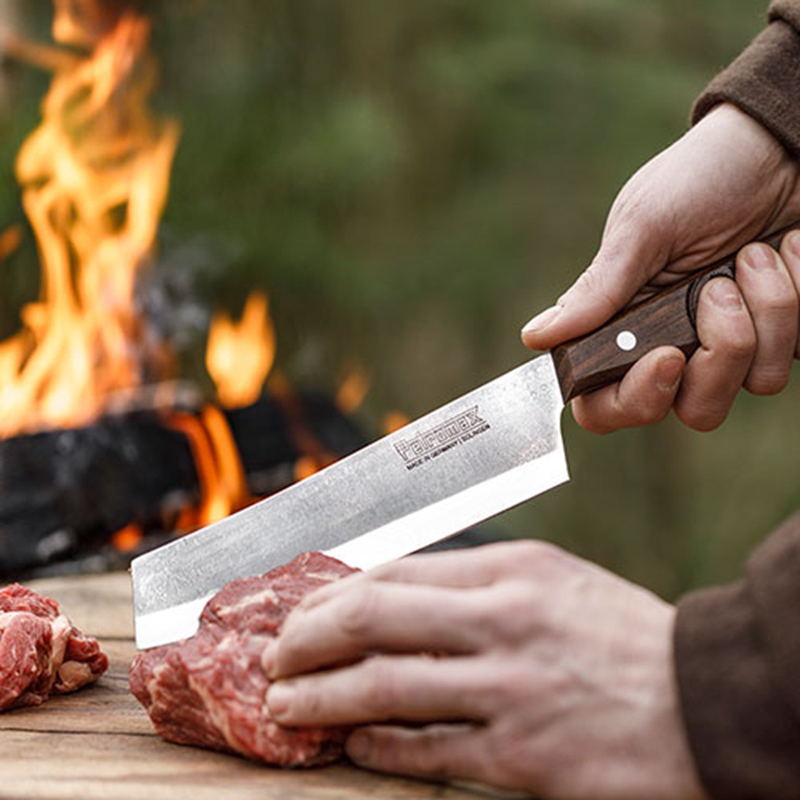 Person der skærer kød ud med en Petromax kniv.