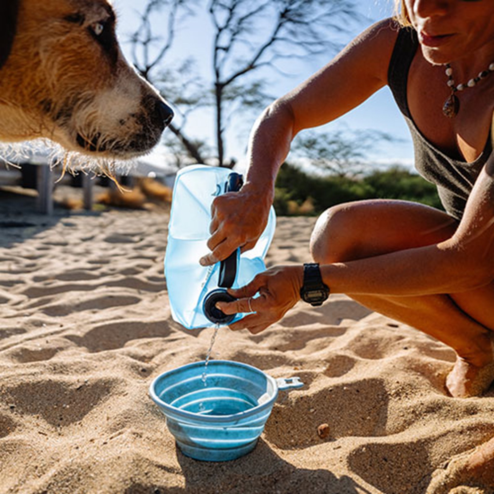 Person der hælder vand op.