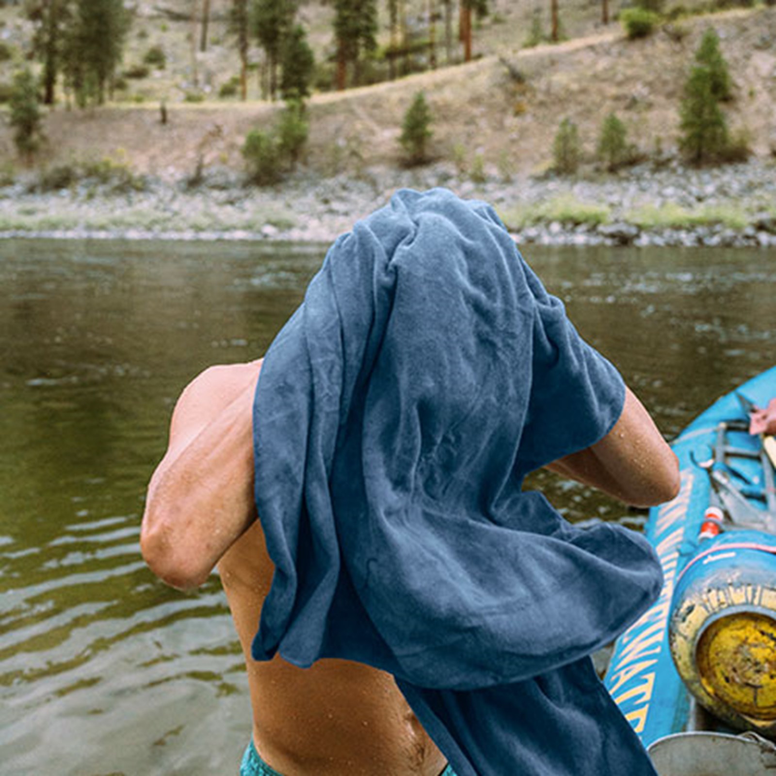 Person der tørrer hår med et hurtigtørrende håndklæde.