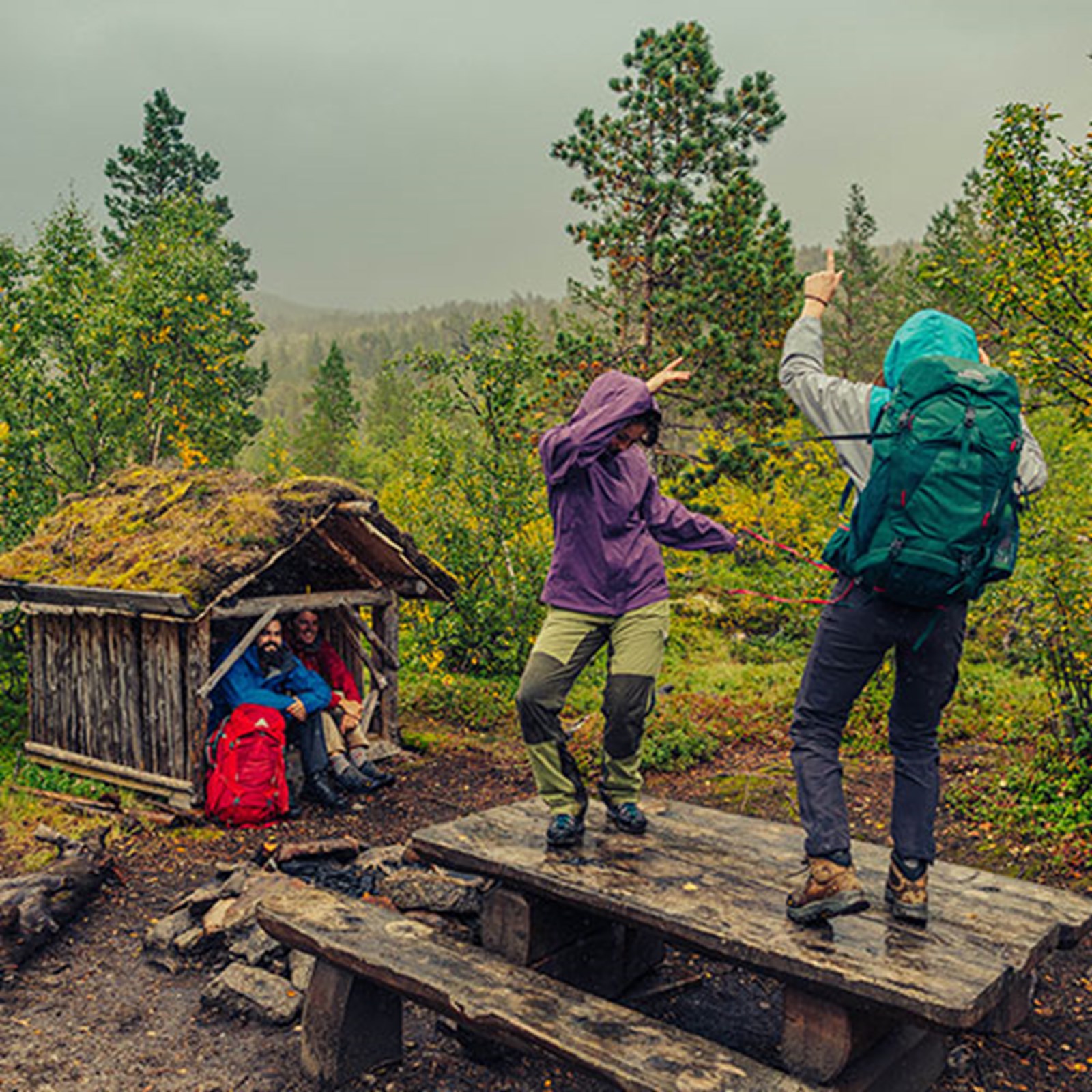 Personer der danser i regnvejret.