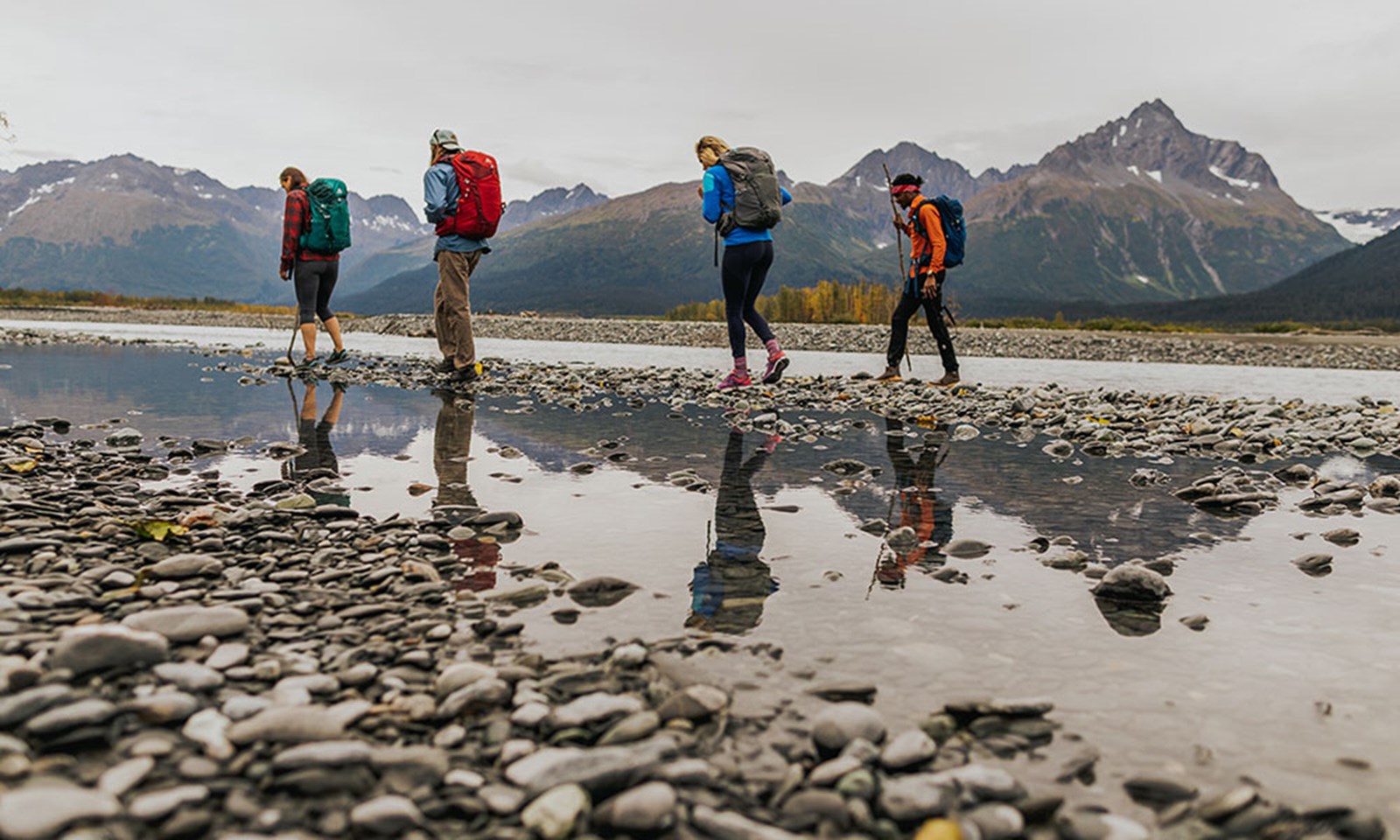 Fire mennesker på vandretur med turrygsække.