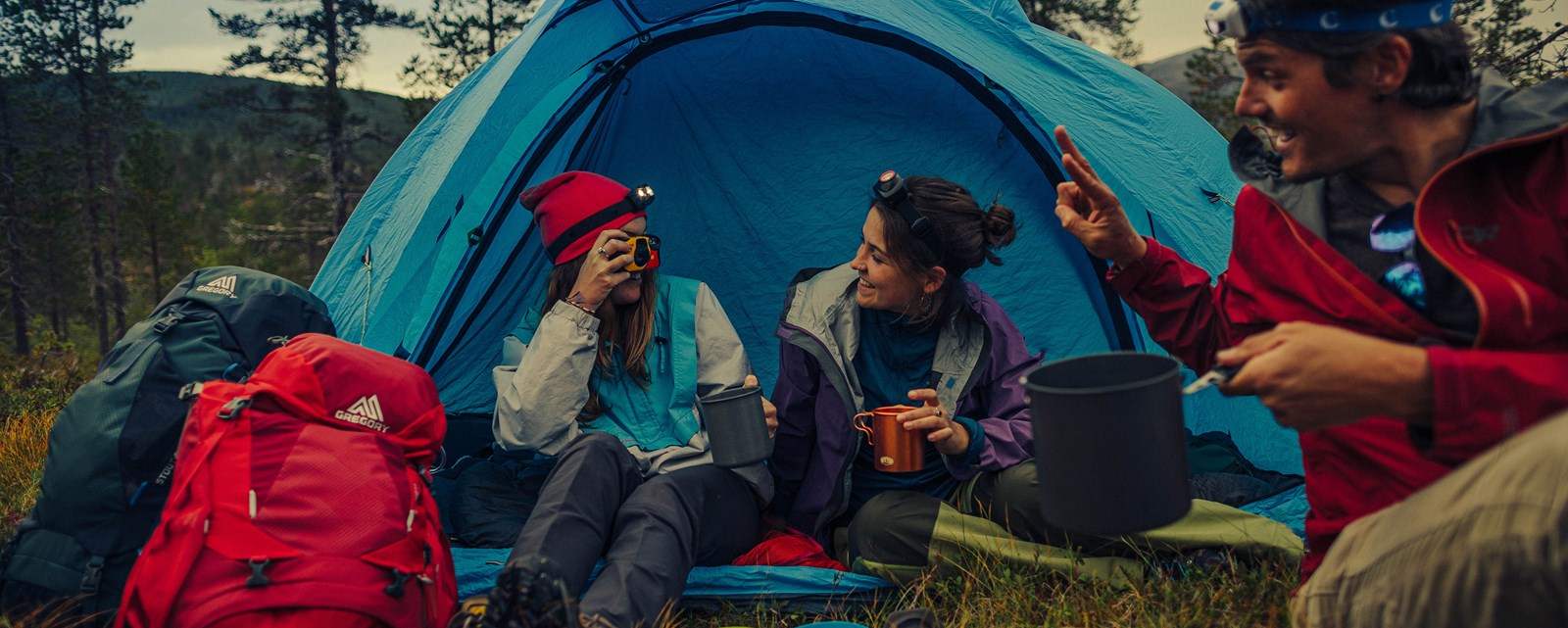 Folk der er på weekendtur med deres telt i skoven.
