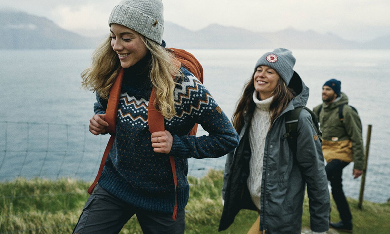 Folk der er godt klædt på med flere lag på deres vandretur - se alt beklædning.