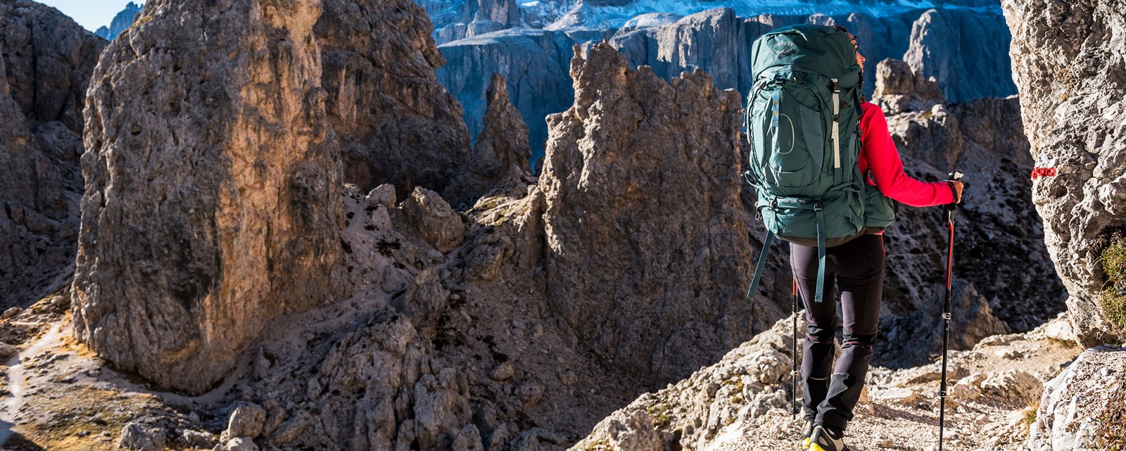 En person på en krævende vandretur med en stor vandrerygsæk.
