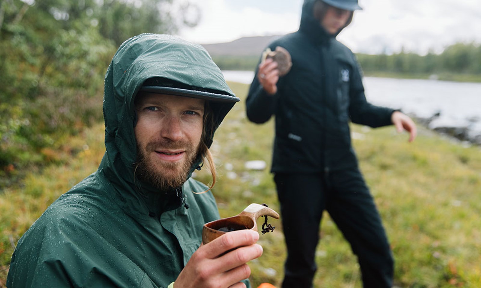 Folk der nyder en frokost i regnen.