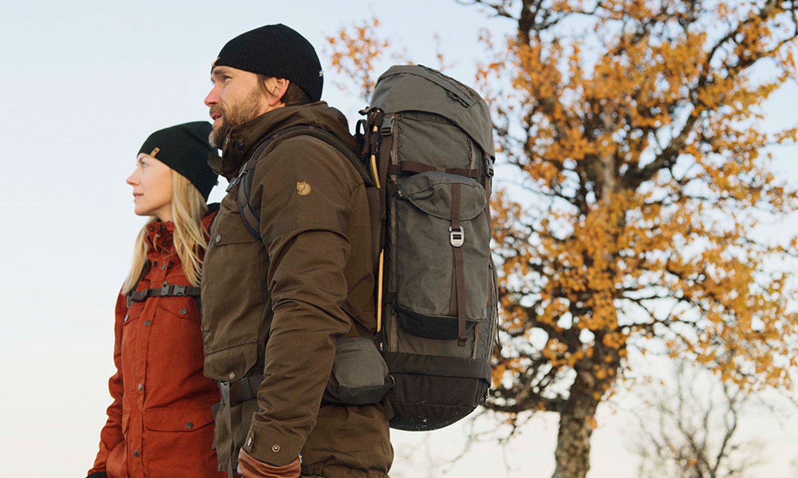 Folk der er klar til vandring med deres rygsække i vintertid.