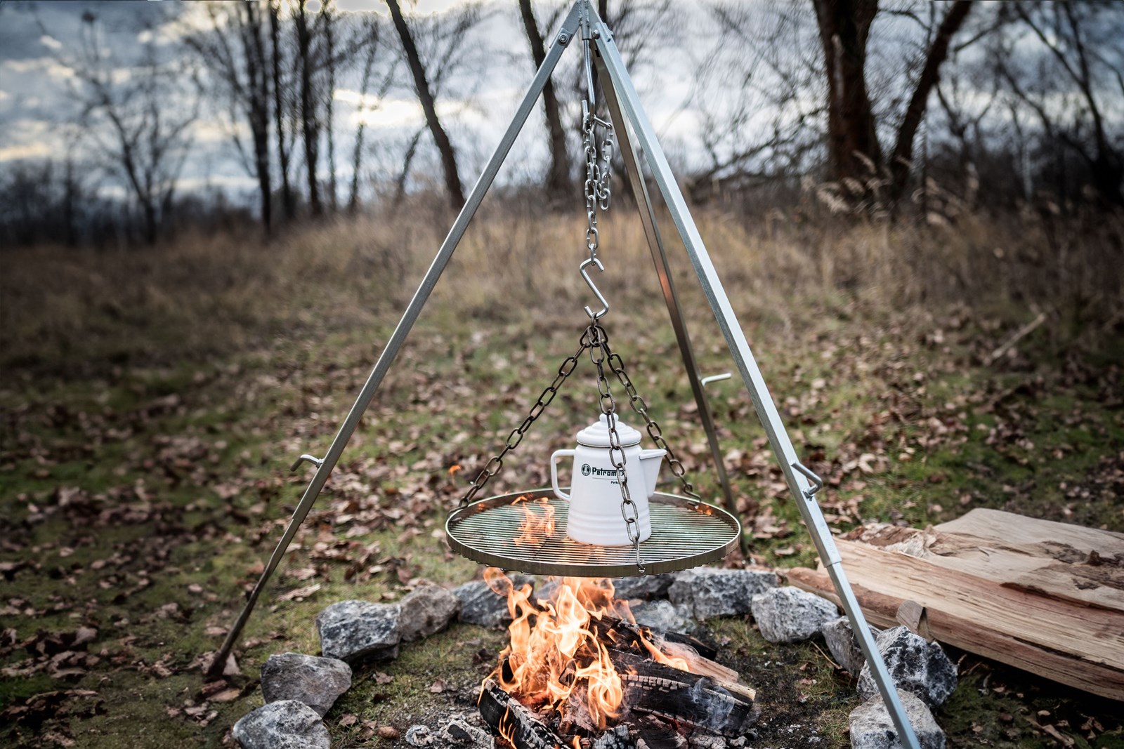 Petromax Tripod med en rist og en percolator på.