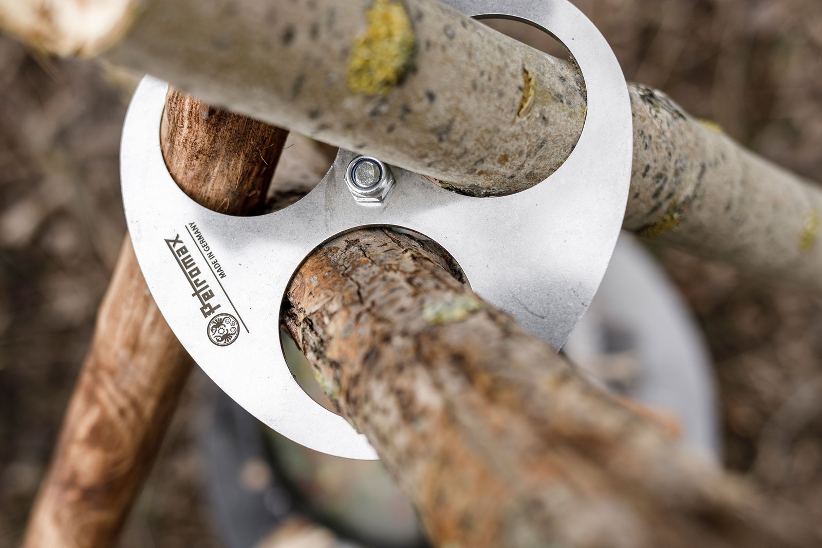 Close up af Petromax Tripod Lashing fastgjort med kæppe.