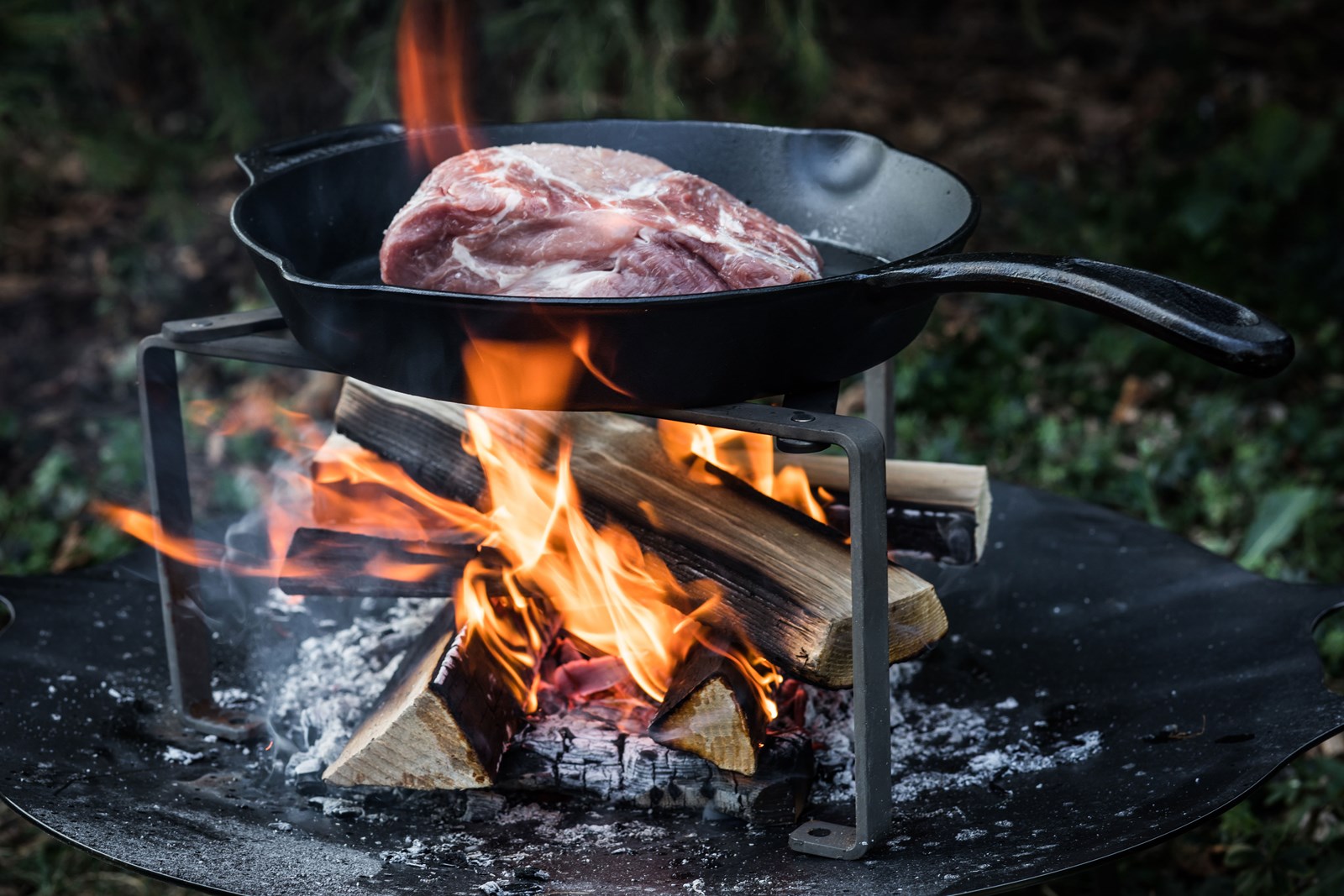 Cooking stand med en steg, der er ved at blive tilberedt over bål.