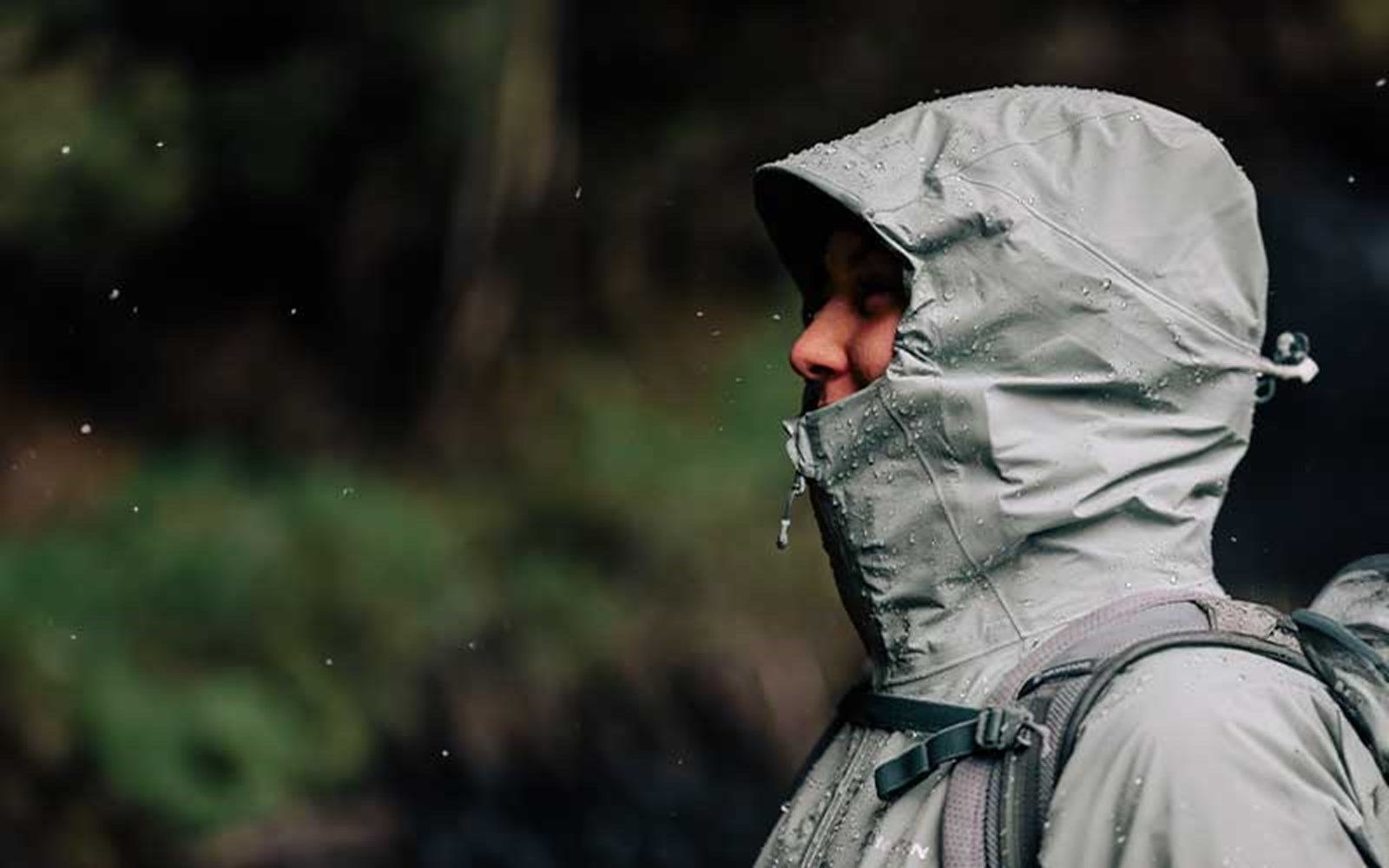 En hætte der kan justeres på flere forskellige måder.