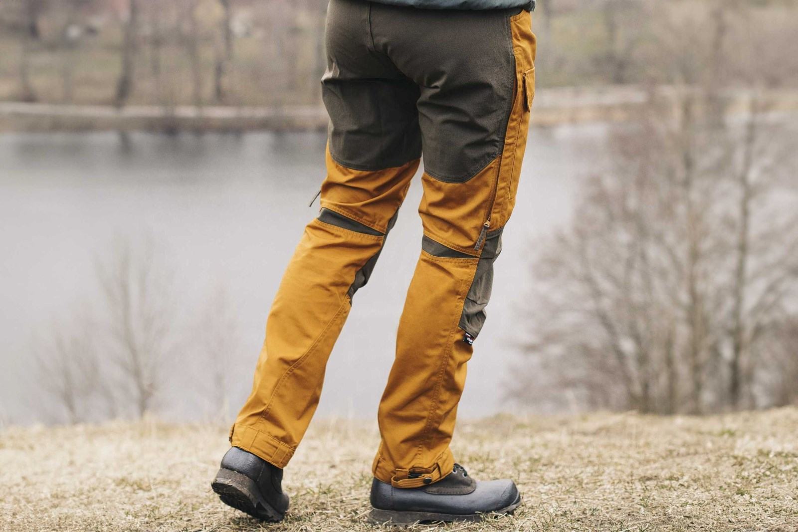 Bukser med forstærkede paneler.