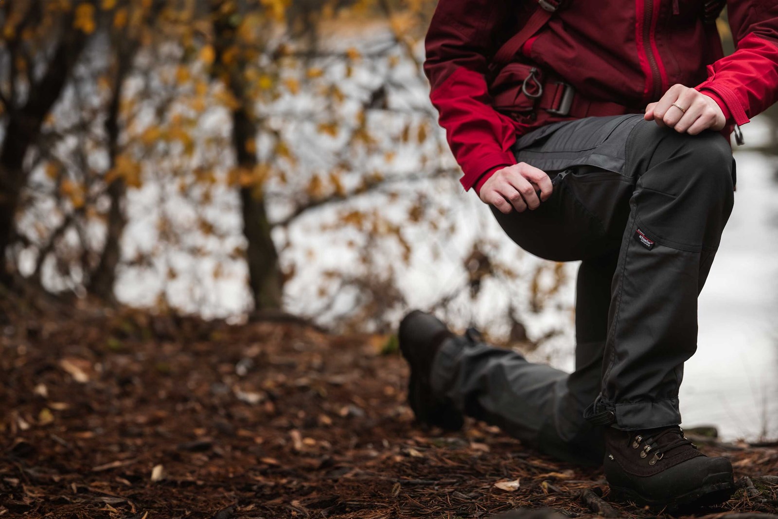 Bukser, der har ventilationsmuligheder langs siderne.
