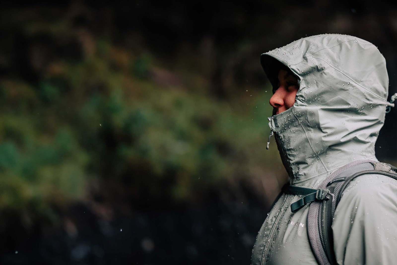 En hætte der kan justeres på flere forskellige måder.