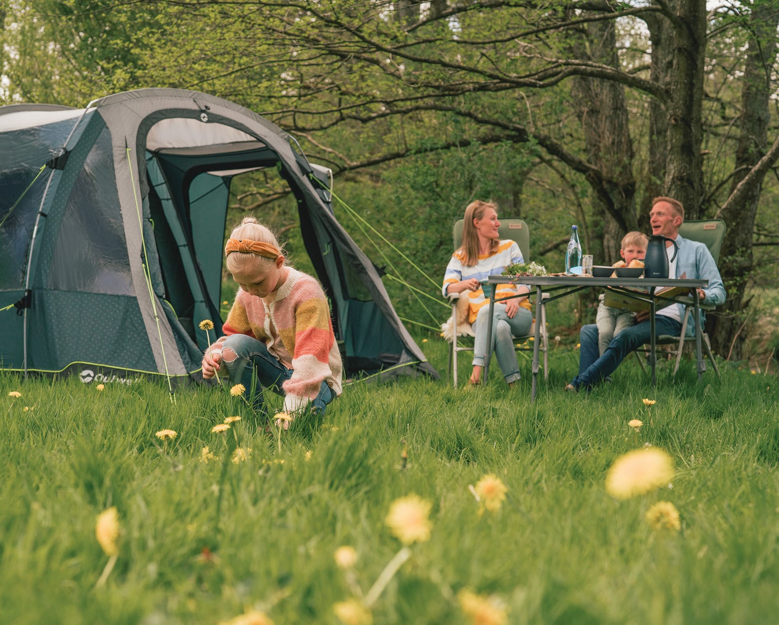 En familie på camping.