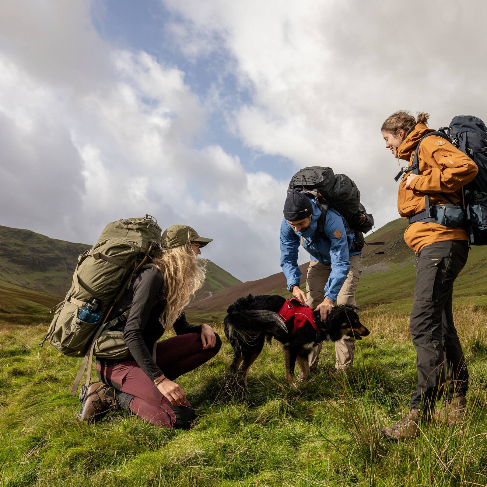 Folk på tur med deres vandrerrygsække.