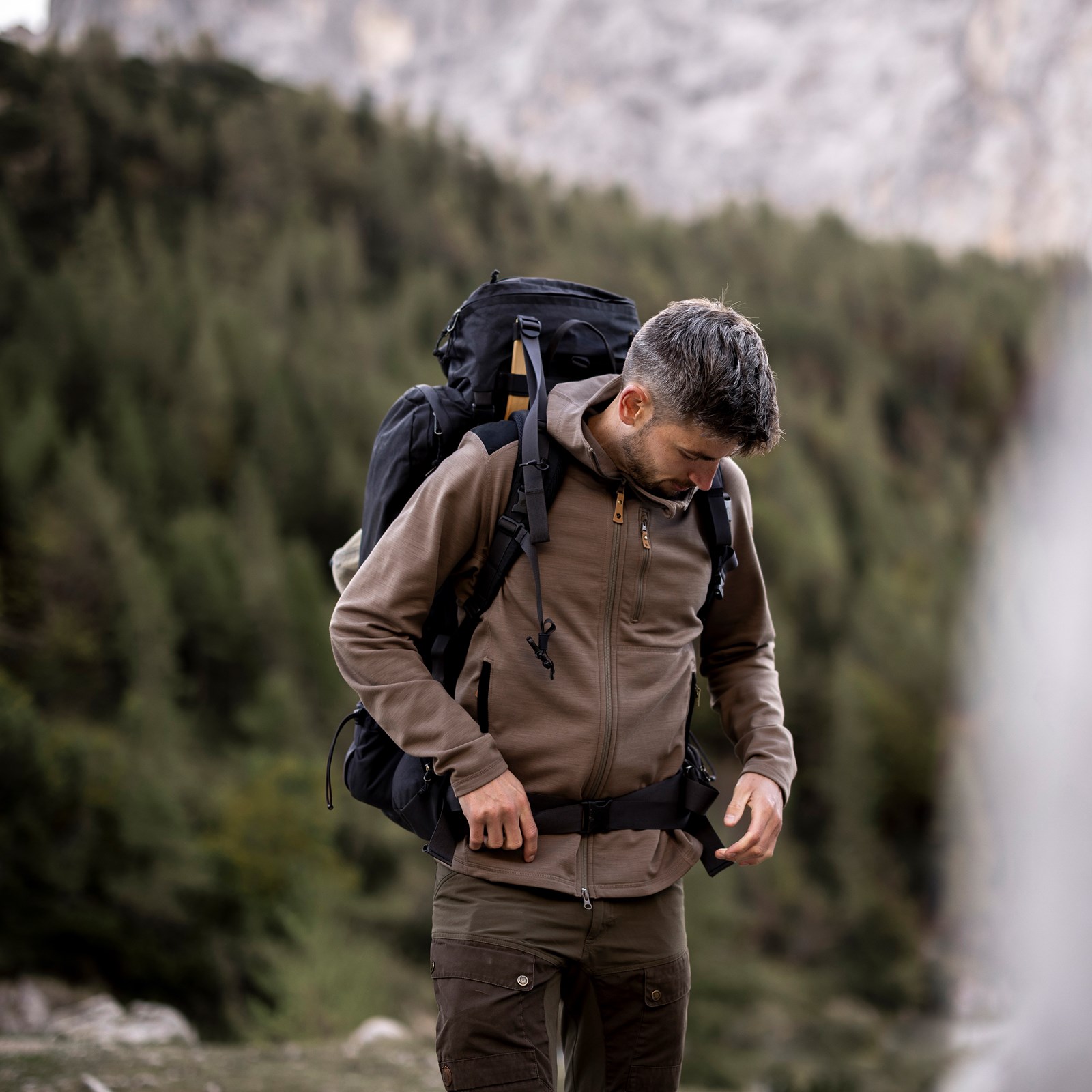Mand der justerer sin rygsæk.