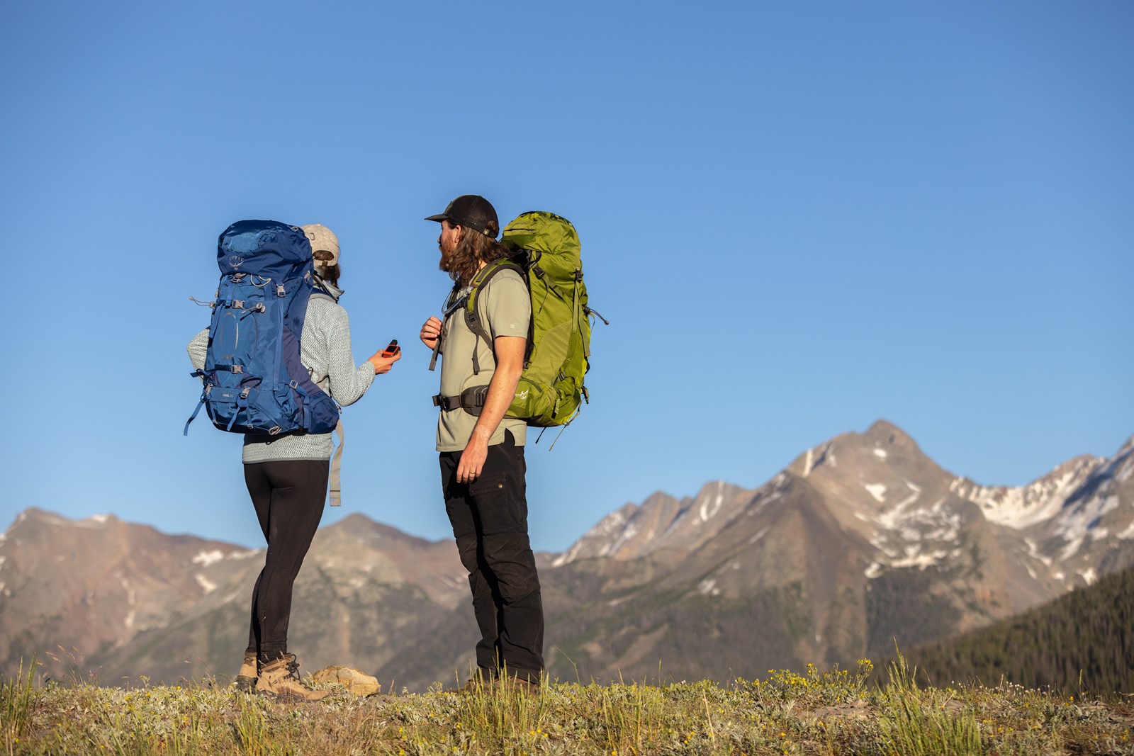 To personer med vandrerygsække der kigger på en flot udsigt.