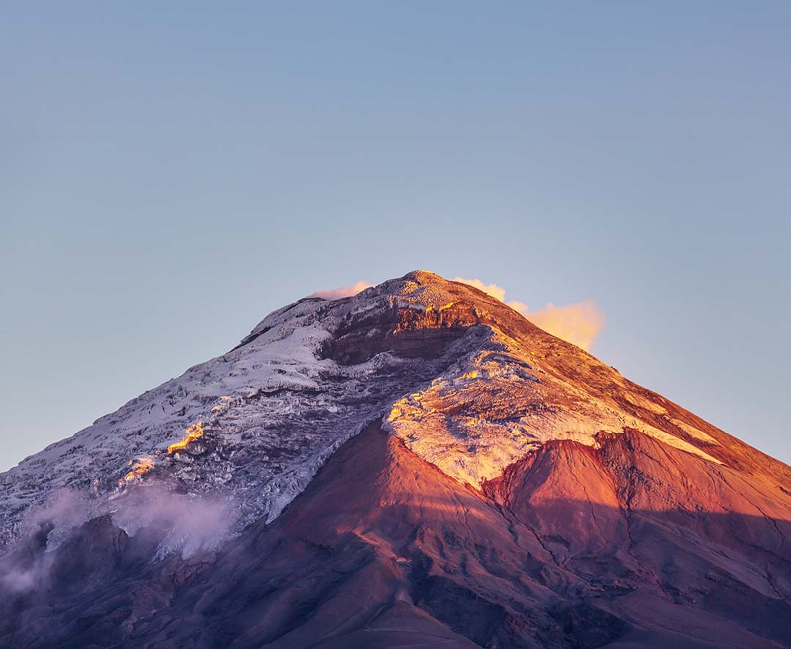 Cotopaxi vulkan i Ecuador i solnedgangen.
