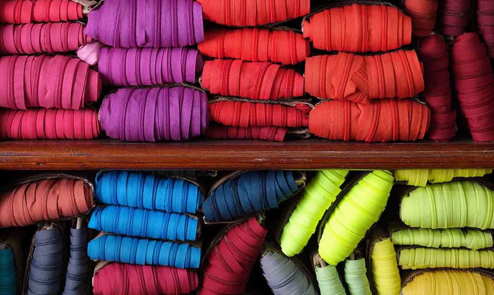 Lynlåse genbrugte metervarer i forskellige farver.