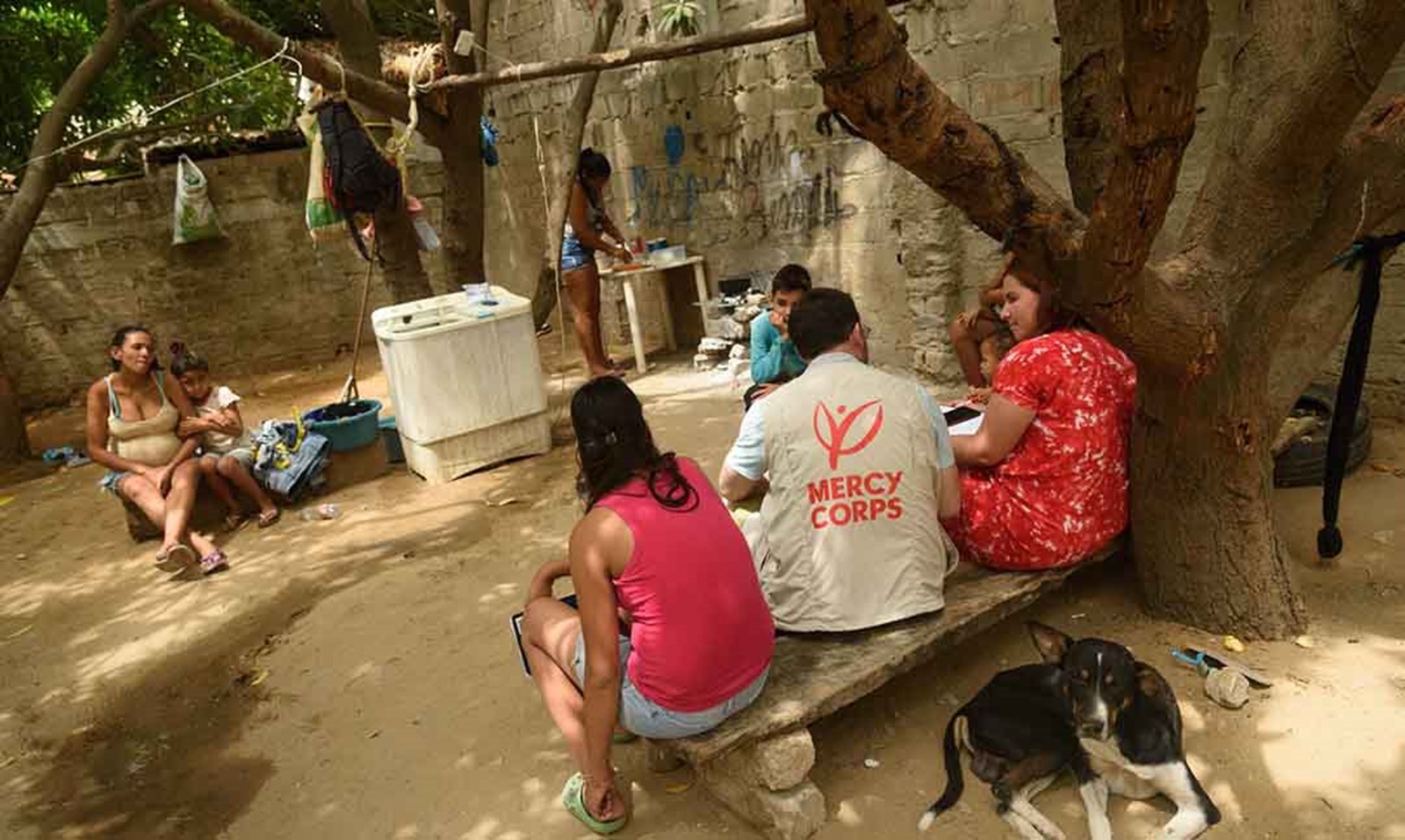 En nødhjælps hjælper taler med venezuelanske immigranter i Columbia.