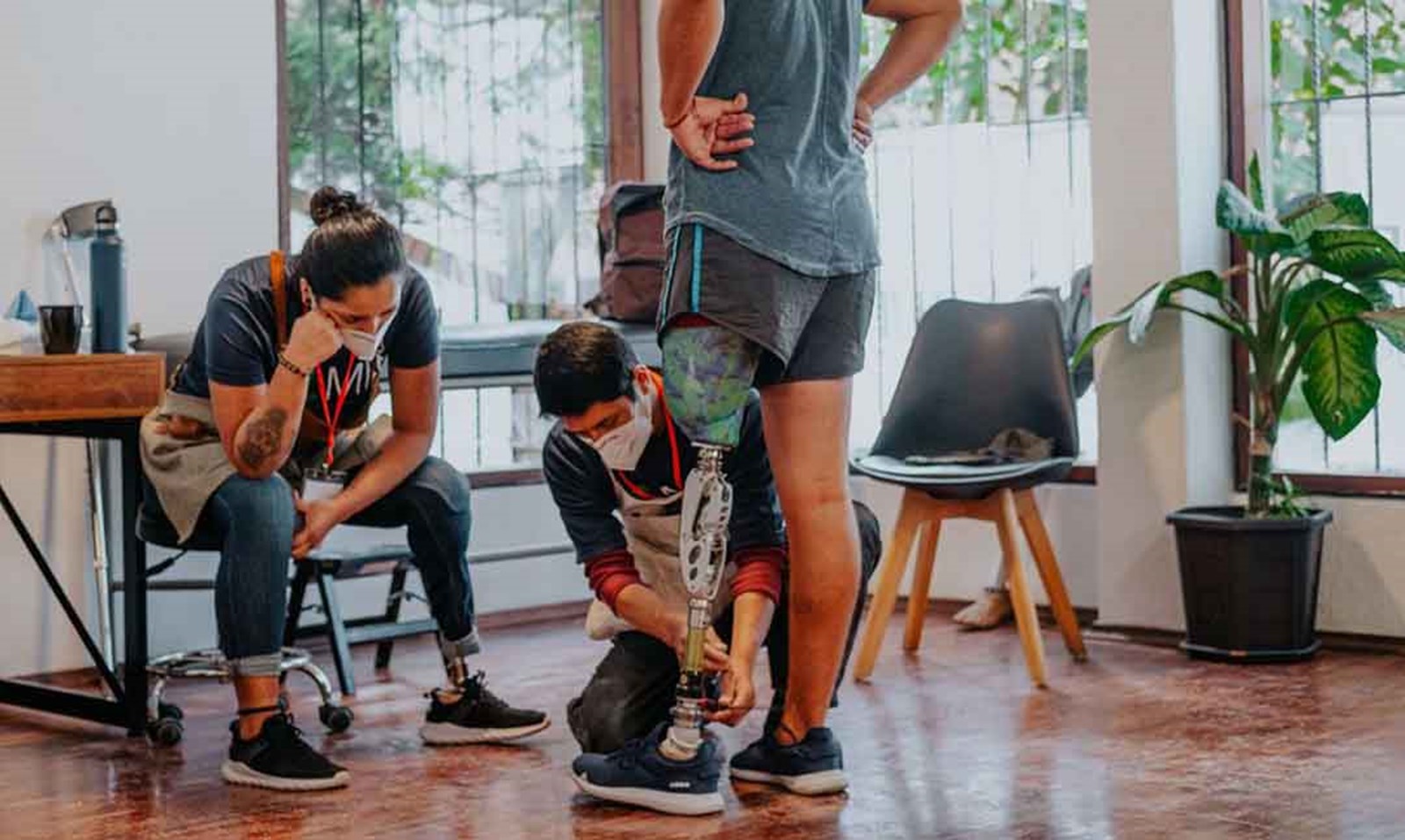 To personer, der hjælper med at montere en ben protese i forbindelse med en non-profit organisation i Ecuador.