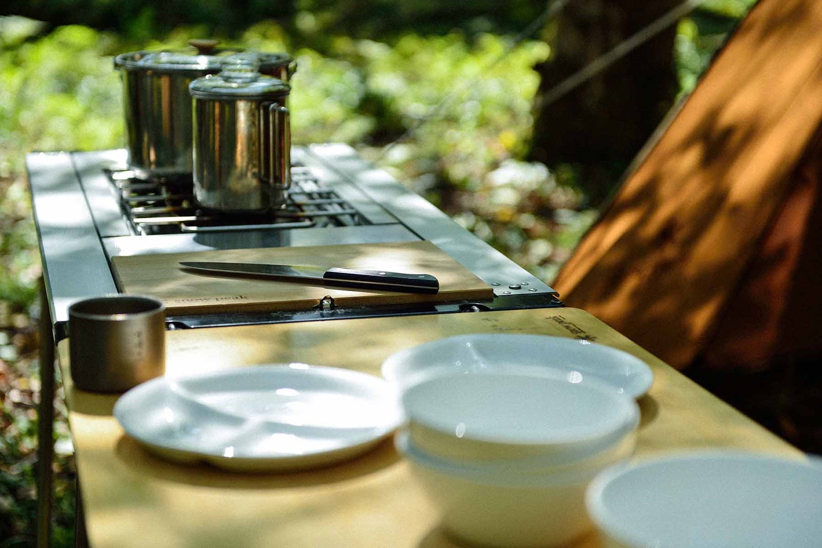 Et igt bord med gryder og service på.