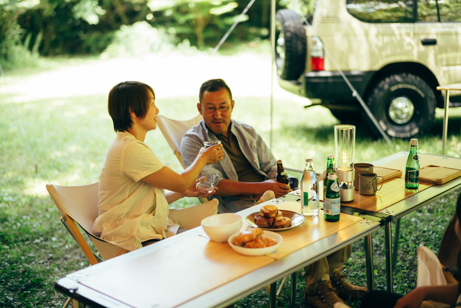 To mennesker på camping der sidder ved Snow peak igt borde.