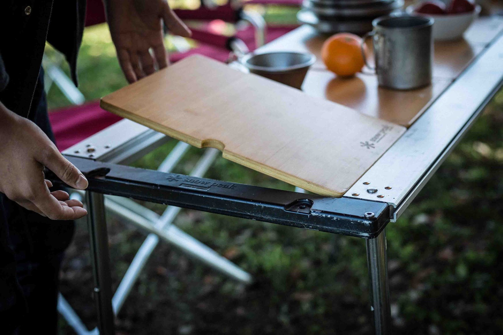 Et close up af en person der sætter et skærebræts modul i sit IGT bord.