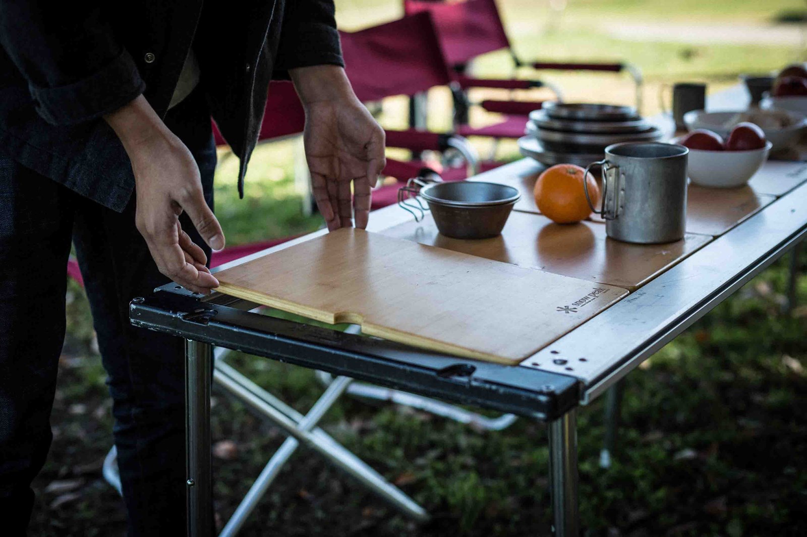 Et bambus skærebræt bliver sat ned i et IGT bord.