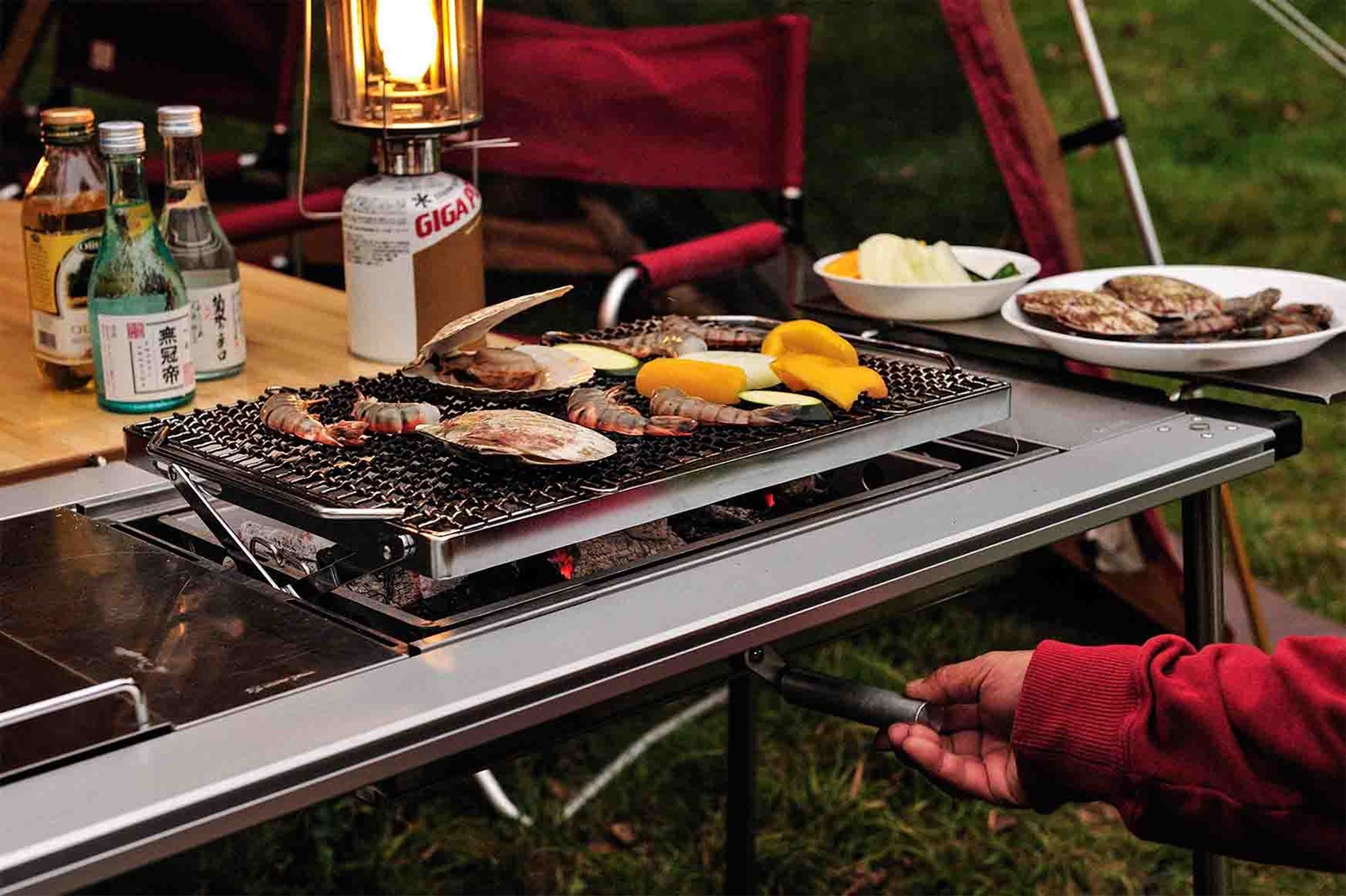 En BBQ Box der er integreret i IGT bordet og der laves mad på den.