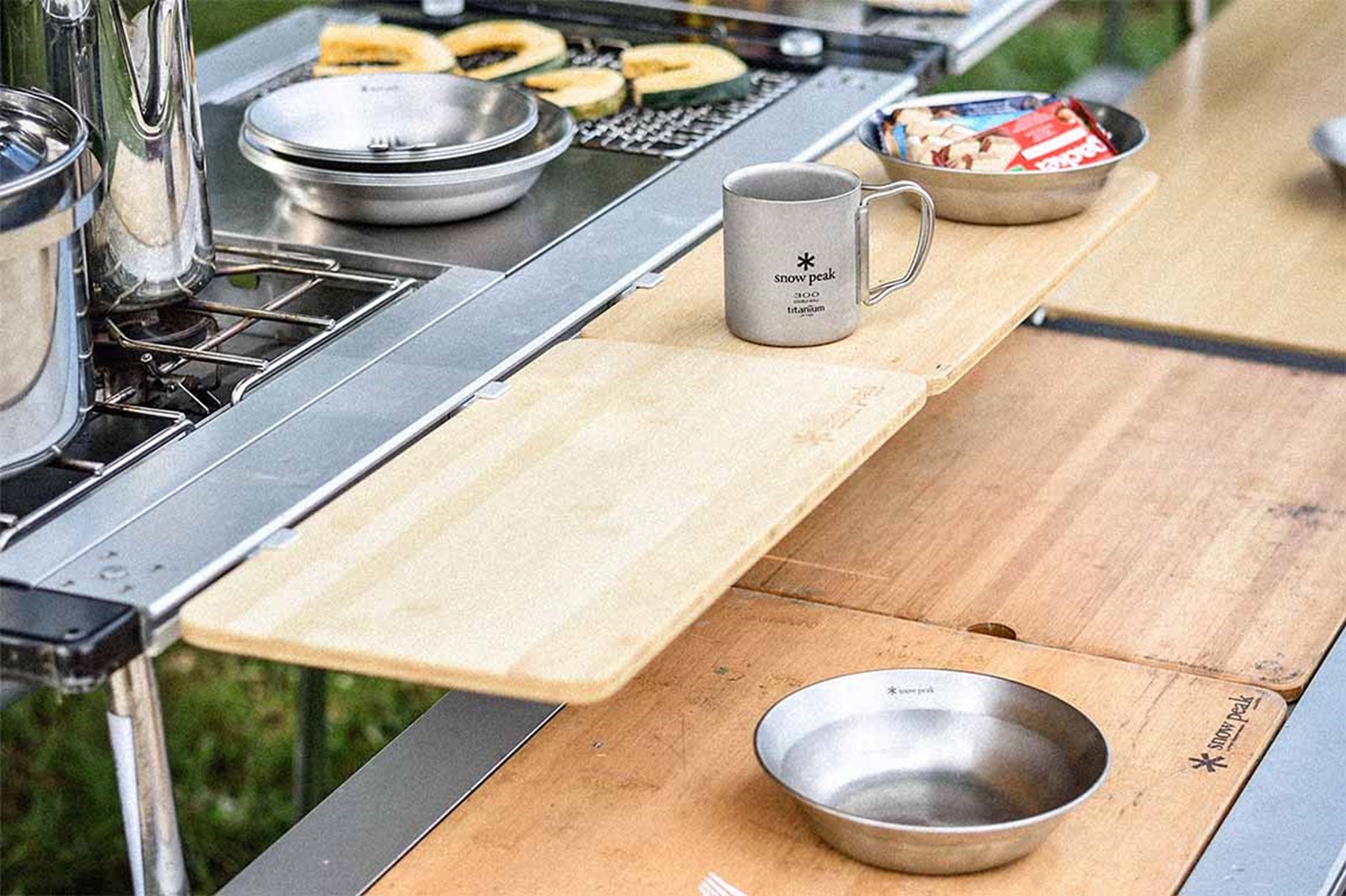 IGT-system med udvidede sider langs rammen og kopper og service ovenpå.