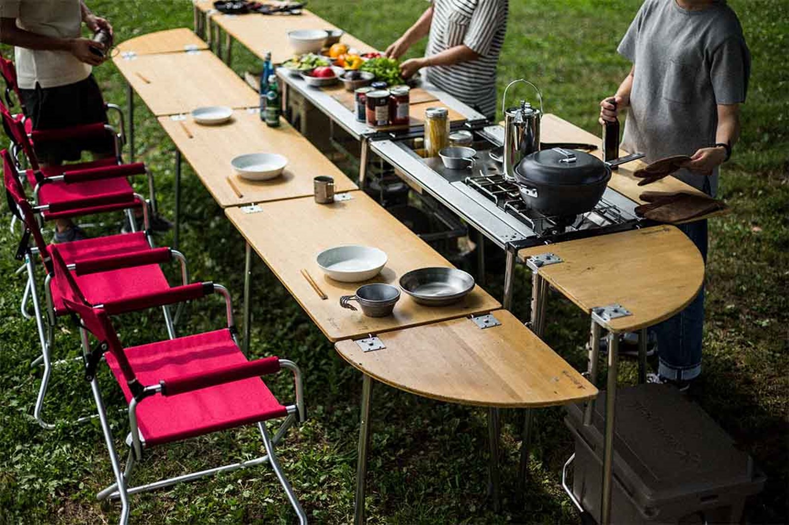 Et stort IGT setup med både madlavningsstation og spiseområde til fire mennesker.