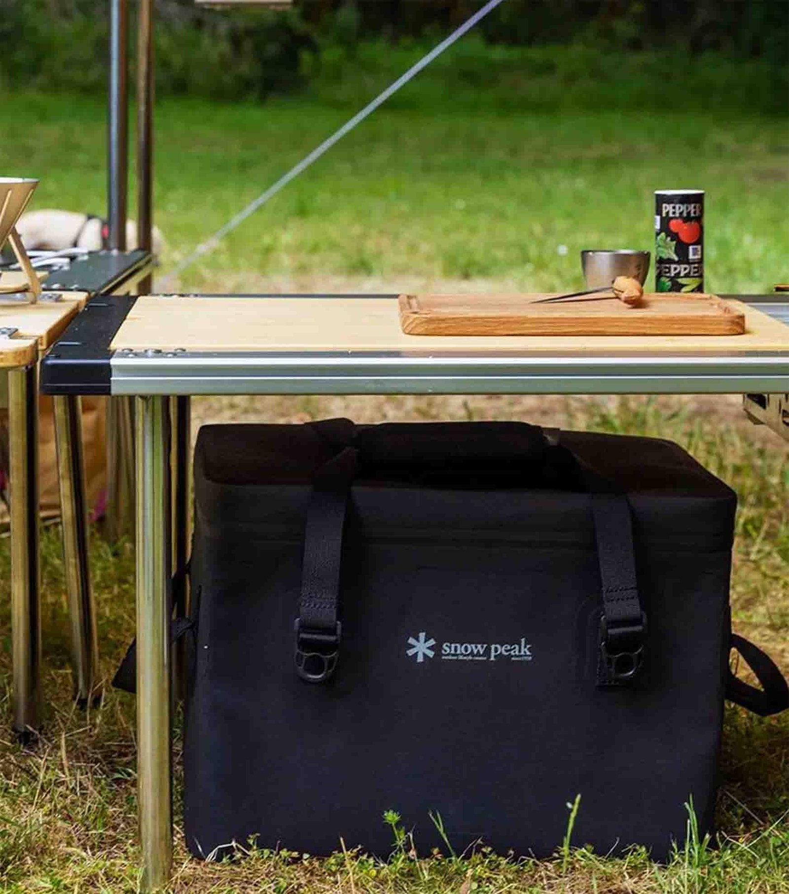 En gearbox der står som ob´pbevaring under et IGT bord udenfor.