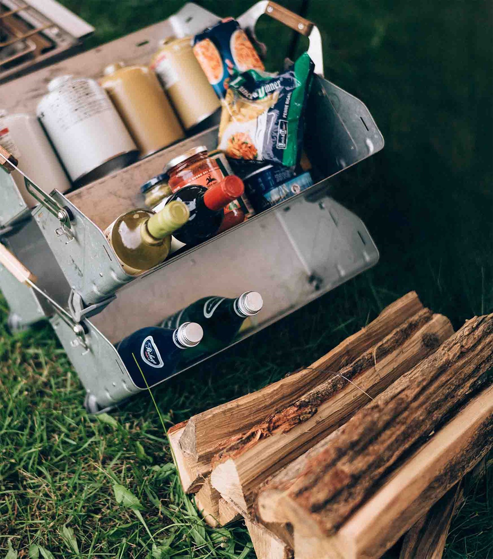 Stacking containers fra Snow Peak der er foldet ud, med vin og ingredienser.