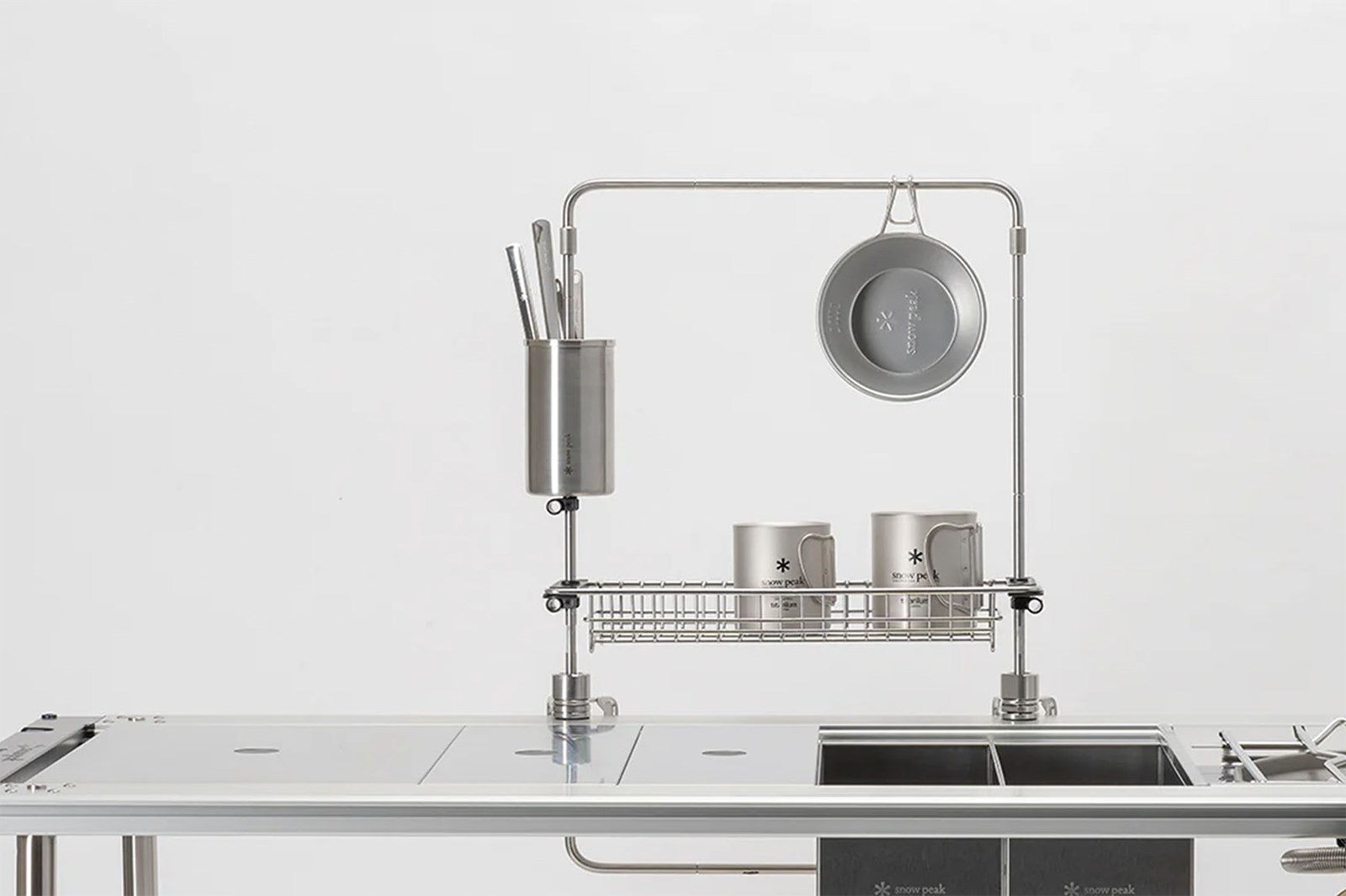 TTA-seriens frame, hylder og utensil holder bliver vist på et IGT bord.