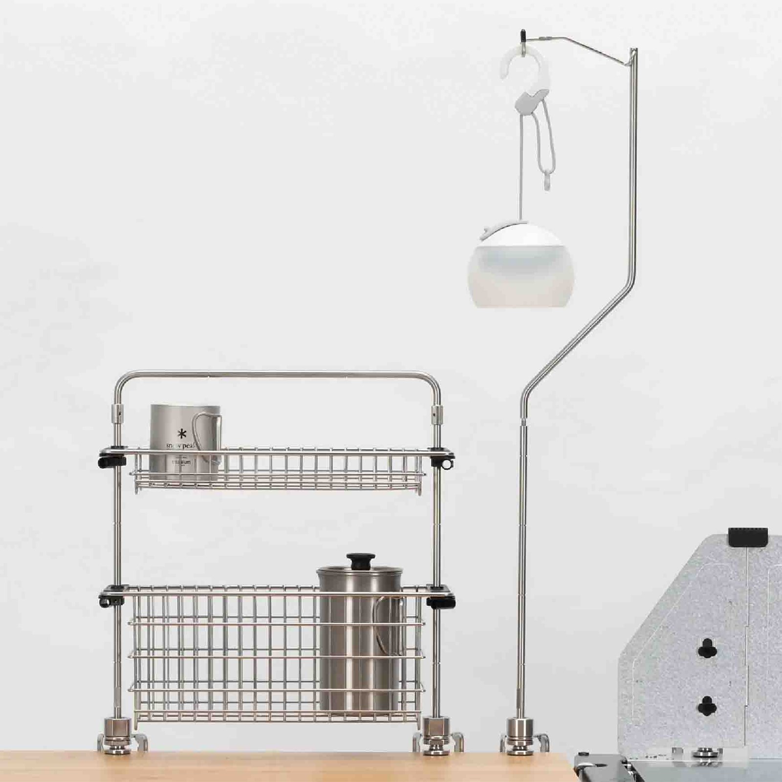 TTA serien vist på et IGT bord med lanterneholderen, vindskærmen og framen.