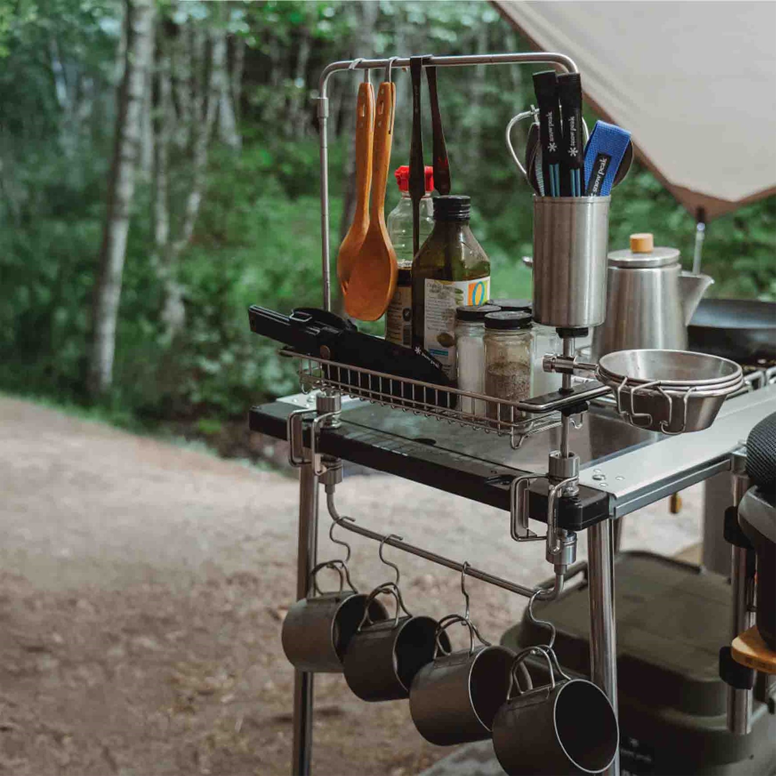 TTA serien for enden på et IGT bord, med kopper og grej hængende.