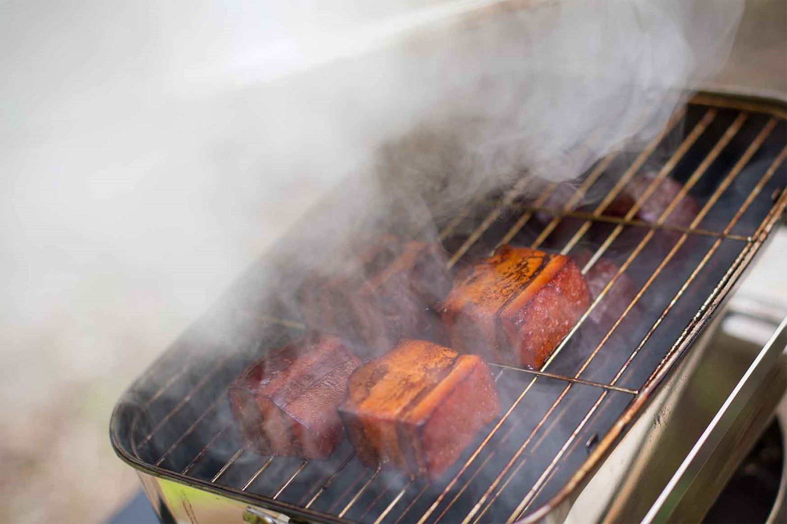 Snow peaks Compact Smoker i brug, hvor der bliver røget grøntsager.