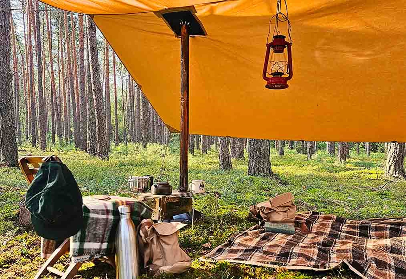 En Hot Tarp fra Bushmen med en telvonvn og et picnic tæppe.