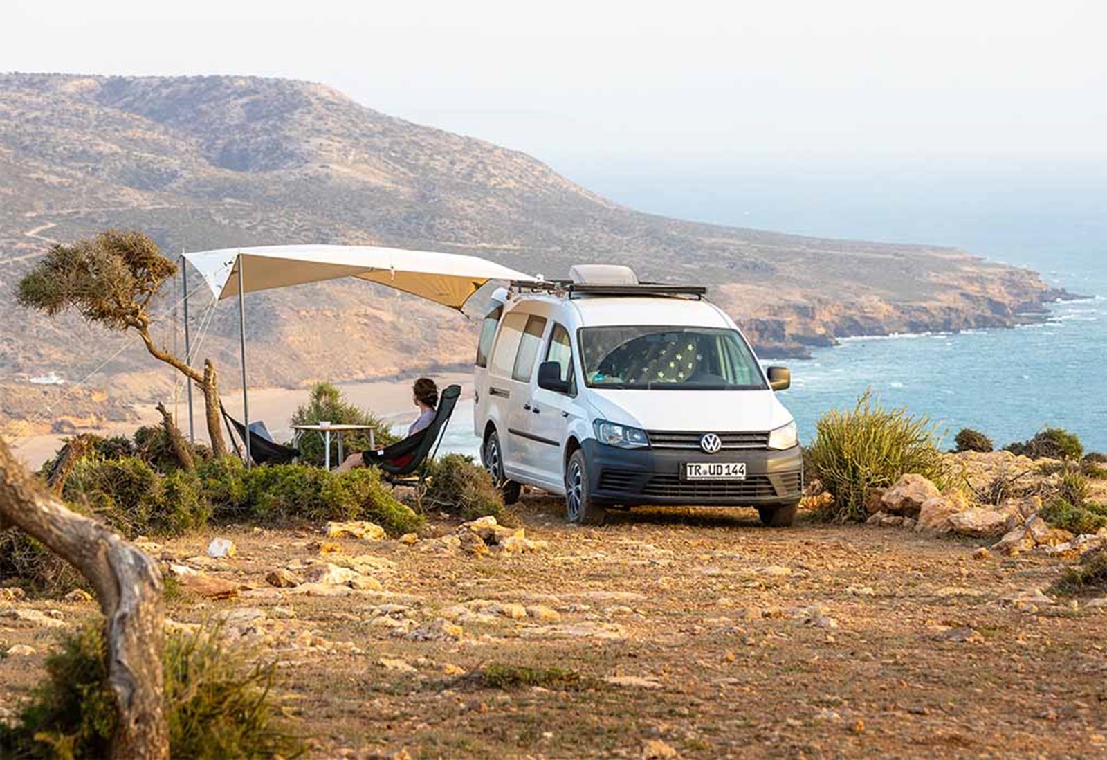Tarp sat op med bil som en overdækket terasse.