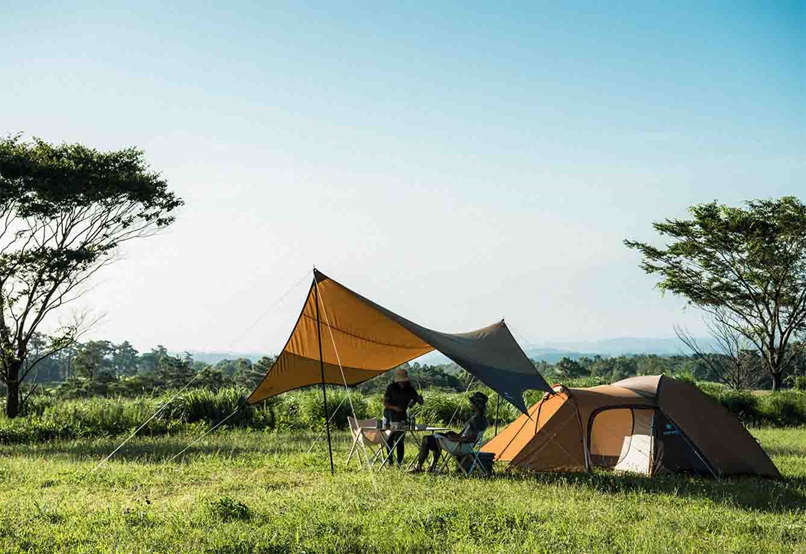 Tarp sat op i forlængelse af telt.